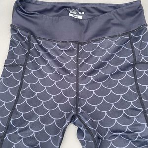 CVG Dragon Scale Capri Leggings (small)